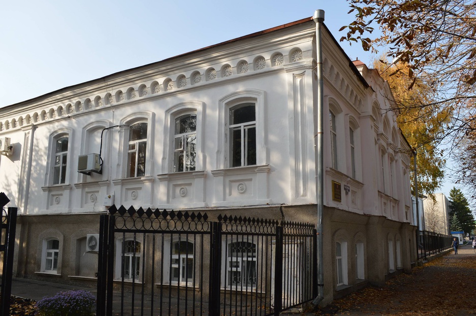 Дом купца-лесоторговца Санжерова (1890 год) Город Алексеевка, ул. Гагарина, 16 Дом купца-лесоторговца Санжерова (1890 год) Город Алексеевка, ул. Гагарина, 16