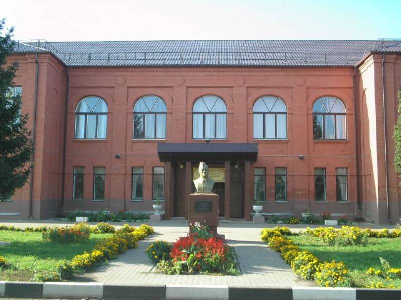 Ремесленное училище (1902 год) Город Алексеевка, ул. Победы, 119 Ремесленное училище (1902 год) Город Алексеевка, ул. Победы, 119